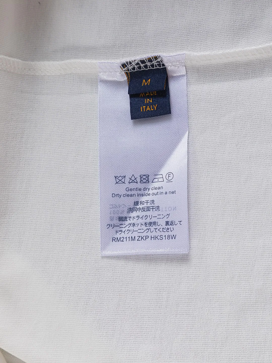 🅿️210 Louis Vuitton 1V micro wide version S-XL 25SS LV new product counter catwalk style with flying dinosaur letters on the chest🪡 embroidered logo, same style for men and women! Short-sleeves are not the same as the general public, but must be unique and eye-catching. This LV short-sleeves is all about quality, comfort, consistent style, fashion, including fabrics and cutting techniques, all of which have been made with great effort! 320 grams of washed pure cotton fabric, pure cotton is breathable, very refreshing and comfortable for daily wear. The rib knitting on the neckline is smooth and tight, and the neckline will not be skewed if you toss it at will. The loose version, you will find that it looks really good on the upper body. The overall is minimalist and neat, super versatile for daily use! Pair it casually with a pair of pants for a youthful look. A T-shirt will make your outfit crazy. It is a fashionable item that can never go wrong! Color: Black White Size: S-XL Size chart: S: Shoulder width 50-Bust 54-Length 70 M: Shoulder width 52-Bust 56.5-Length 72 L: Shoulder width 54-Bust 59-Length 74 XL: Shoulder width 56-Bust 61.5-Length 76